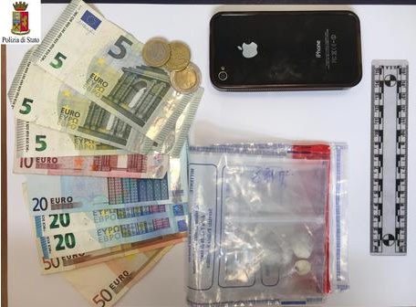 Pusher fesso cerca di spacciare ai poliziotti