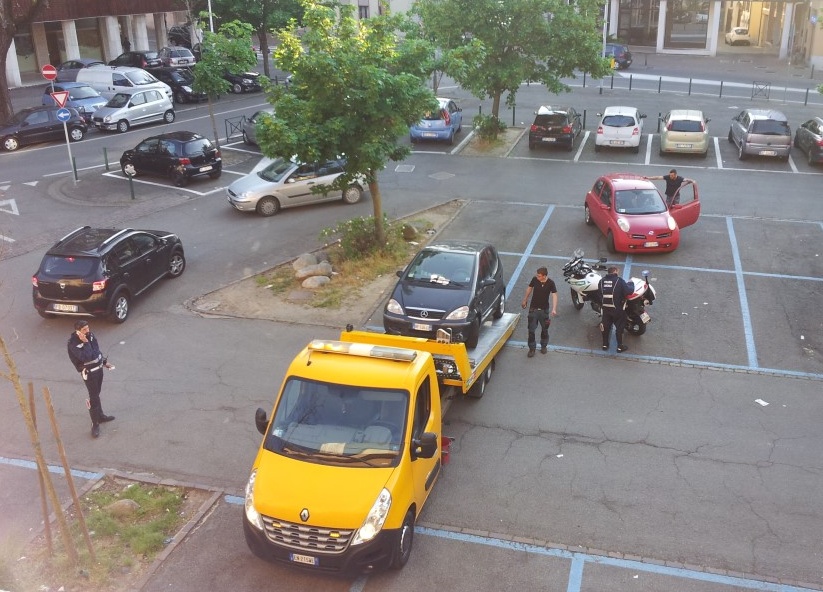 Rimossa la Mercedes A in sosta da giorni