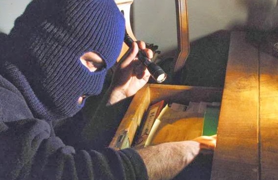Rubano 15.000 euro in alloggio