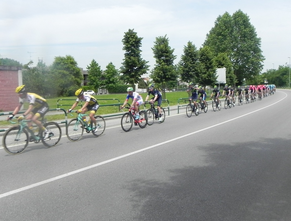 Saluti ed entusiasmo alla corsa rosa