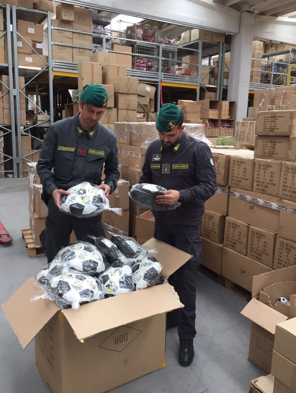 Sequestrati 85.000 gadget sportivi tarocchi