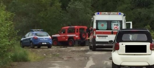 Si butta dal ponte sotto gli occhi dei passanti