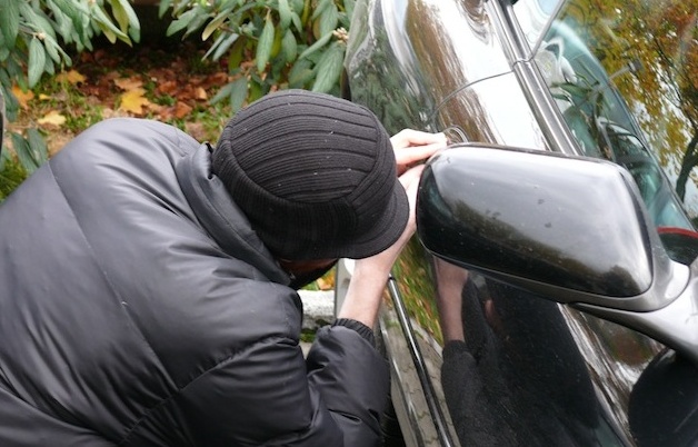 Si intrufola in un auto per rubare le sigarette!
