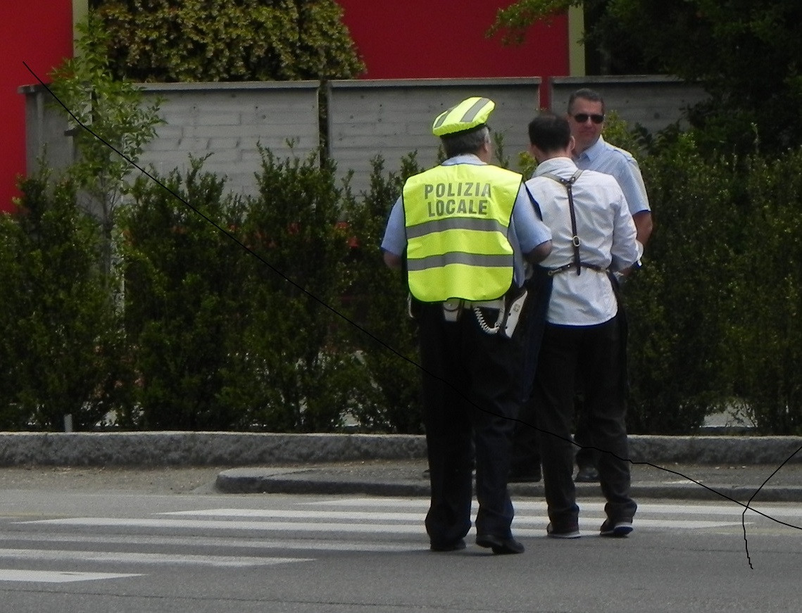 Siparietto del vigile con i pedoni al Giro…