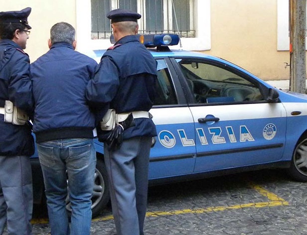 Tenta di aggredire la ex compagna, poi dà in escandescenze in Questura: arrestato