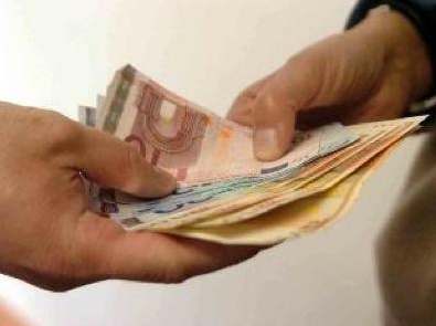 Trova e restituisce un portafogli con 400 euro