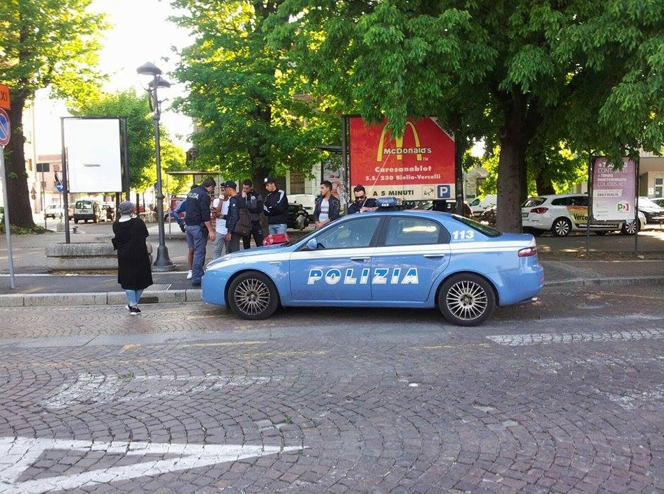 Controlli della Polizia su un gruppo di giovani in piazza Roma