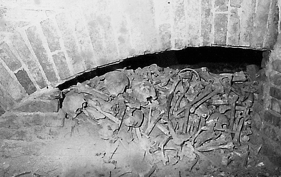 Vercelli macabra: mucchi di ossa nelle cantine