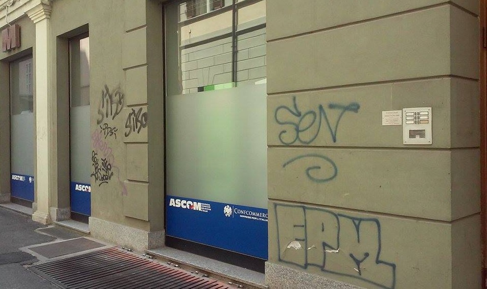 Vercelli, via Laviny imbrattata dai “teppisti” delle bombolette spray!