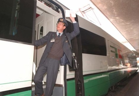 Aggrediti due capotreno
