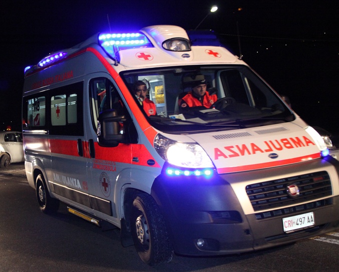 Bimba di due anni cade in piscina: grave