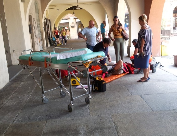 Cade in piazza Cavour: soccorso dopo mezz’ora