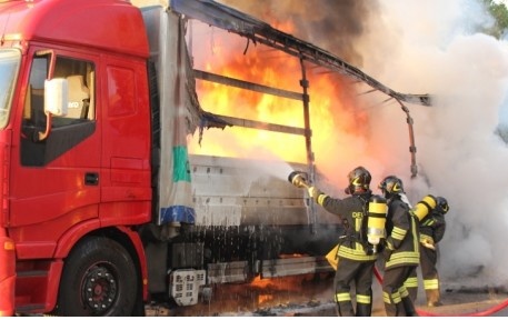 Camion con scarti tossici a fuoco sulla A26