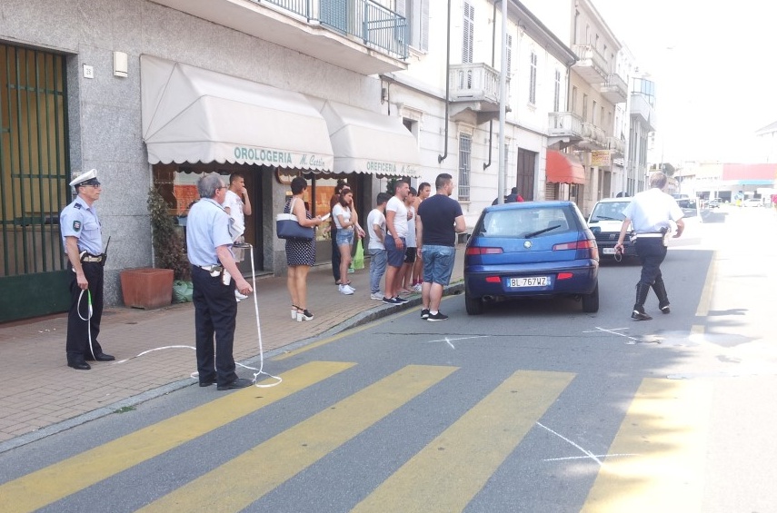 Donna investita sulle strisce in via Paggi