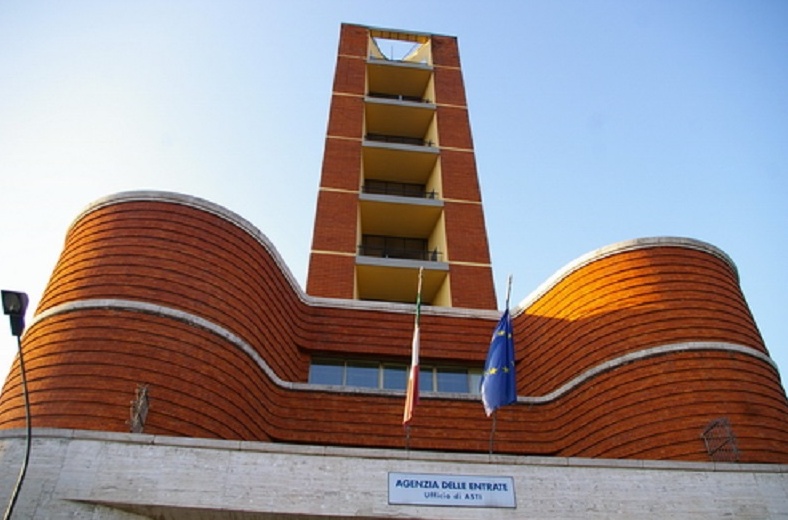 Funzionario dell’agenzia entrate lavora in nero