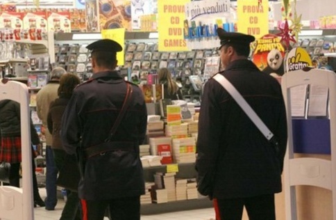 I carabinieri comprano i succhi rubati da un disoccupato alla Coop