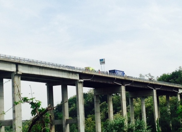 Ragazzo 23 enne si butta dal ponte