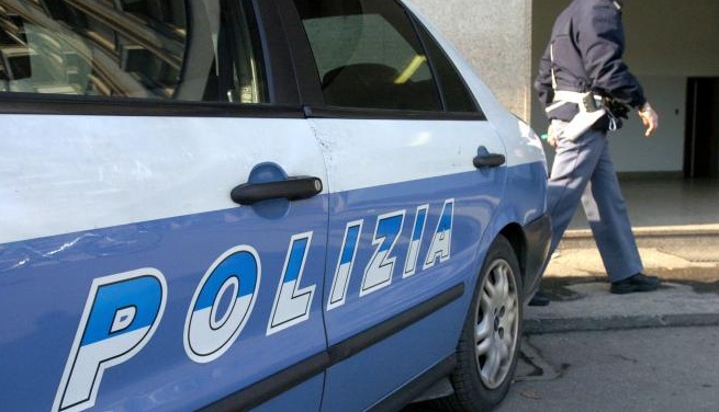 Ruba auto e poi si addormenta dentro…