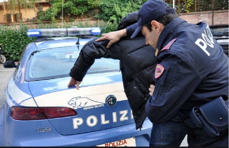 Scippatore inseguito e placcato da un eroico albanese