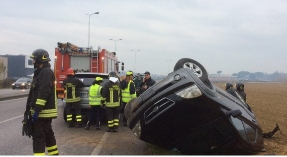 Si ribalta con l’auto