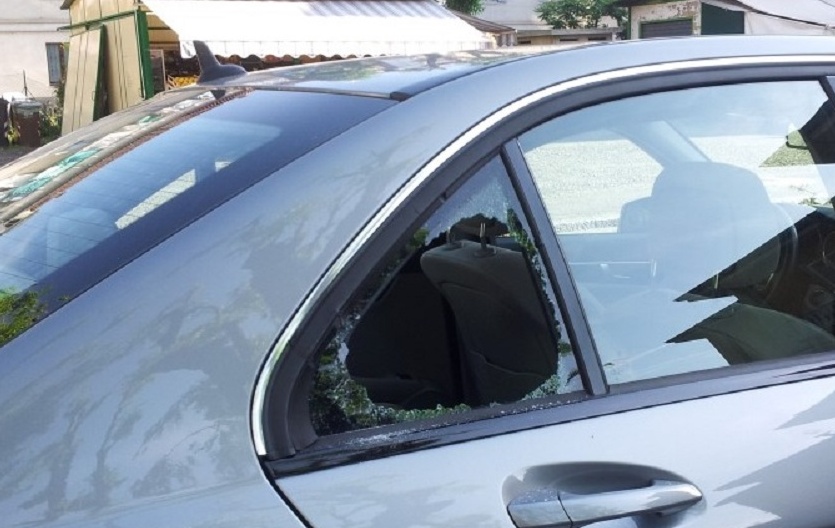 Spaccano finestrino e rubano in un auto