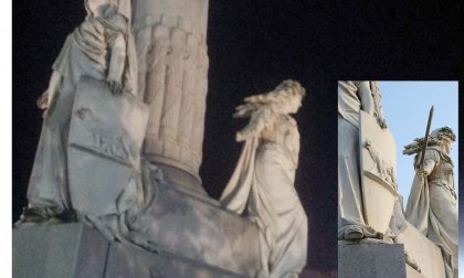 Statua in piazza Pajetta senza braccio da tre anni