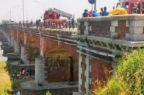 Cade dal ponte del Sesia: ipotesi suicidio