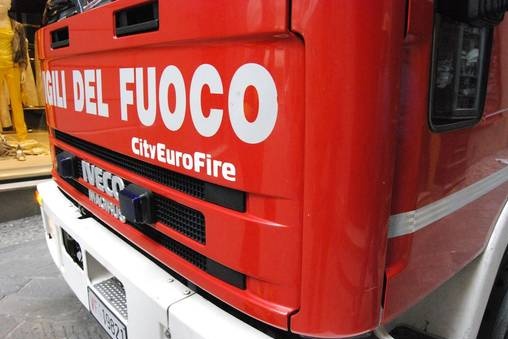 Auto in fiamme in un parcheggio