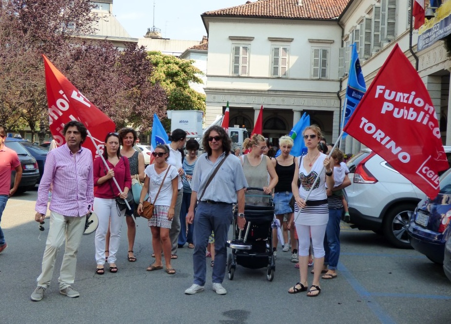 Bandiere e passeggini: la protesta dei nidi comunali