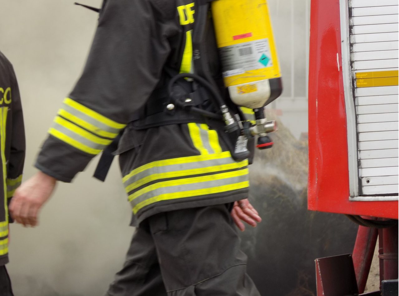 Camion carico di riso va a fuoco