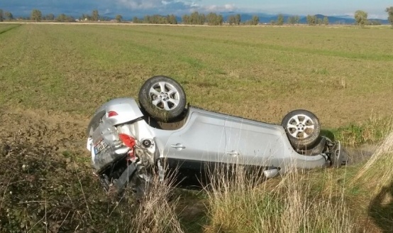 COLLOBIANO:  auto si ribalta prima del centro abitato