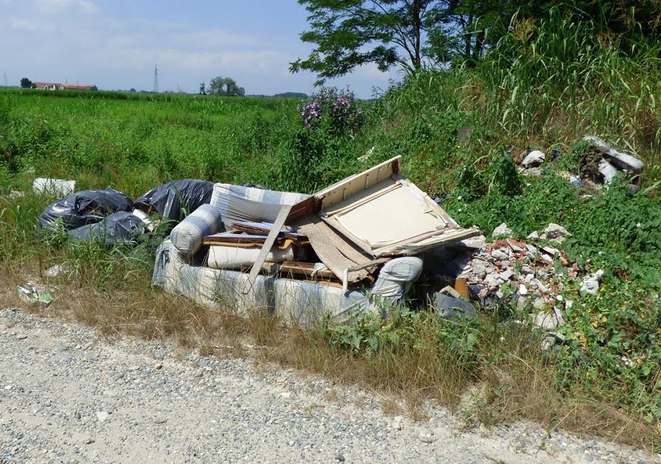 Discarica al rione Isola