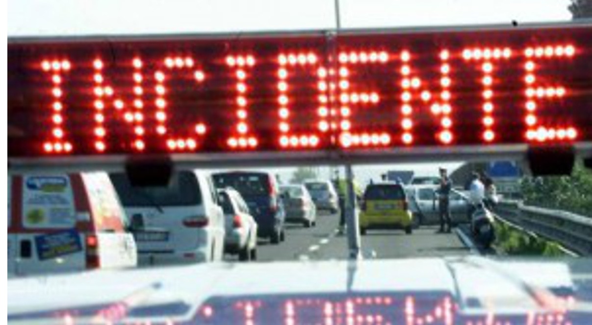 Esce di strada con l’auto, il fidanzato non la soccorre