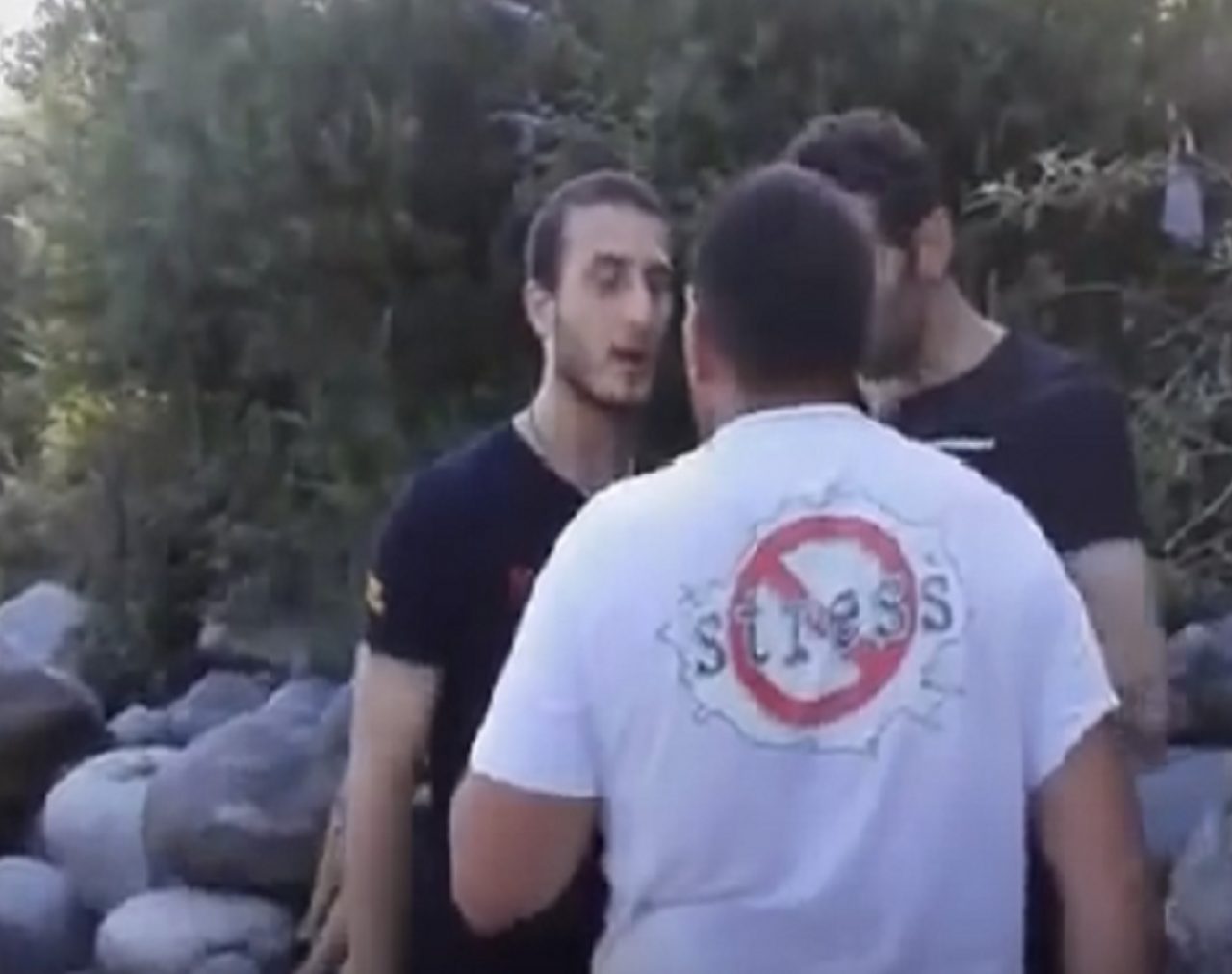 Il video del bliz animalista sul fiume Sesia: “Pescatori assassini”