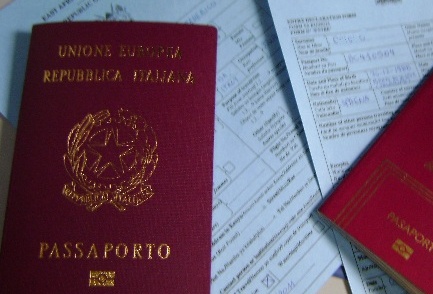 Intervento dei carabinieri per rispedire in Germania i documenti di una coppia “smemorata”