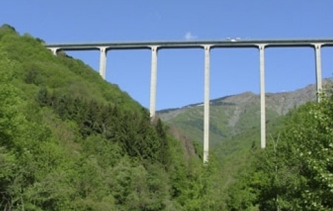 Si butta da un ponte 41enne del Vercellese