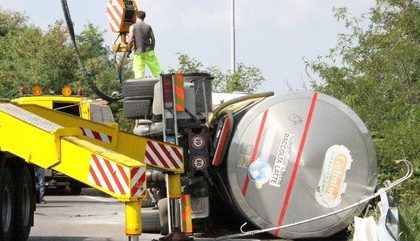 Tir si ribalta sulla A26 tra Stroppiana e Casale