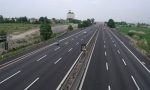 A piedi in autostrada alla ricerca di un distributore di carburante