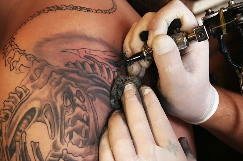 CRONACA: tatuatore di Fontanetto Po assolto. Aveva fumato marijuana ma incolpò un’amica