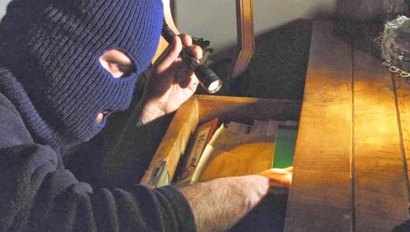 Due furti in appartamento in città