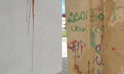 Ecco gli sfregi al colonnato del Pisu