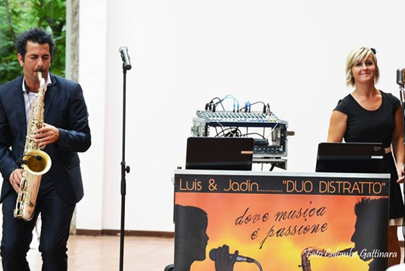 Il “Duo distratto” sul palco con un giorno di anticipo