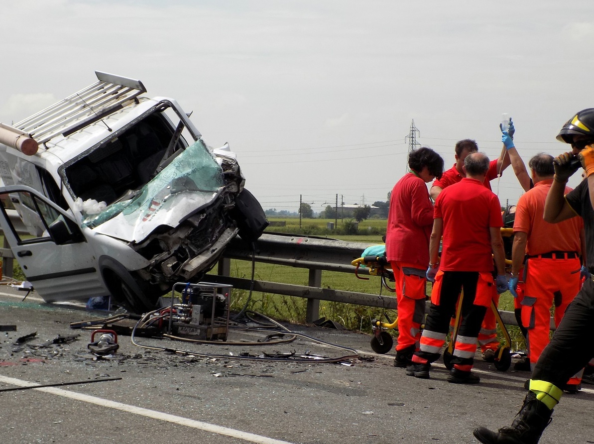 Incidente in tangenziale: gravi le condizioni di uno dei feriti