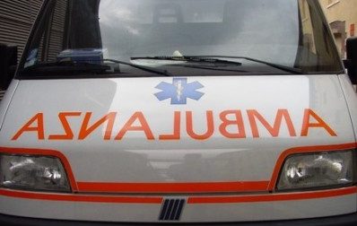L'animatore rimprovera il figlio, lui gli stacca un orecchio