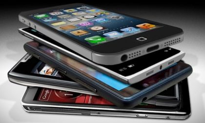 Semafori nei marciapiedi per chi attraversa con gli occhi sullo smartphone