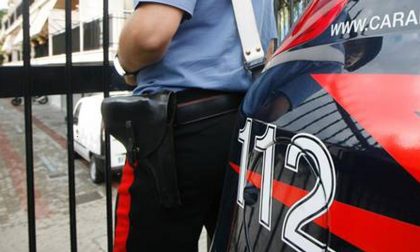 Si trovano in casa un ladro inseguito dai Carabinieri e... vengono denunciati