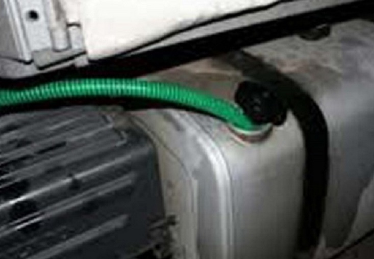 Succhiano 500 litri di gasolio dai camion in sosta