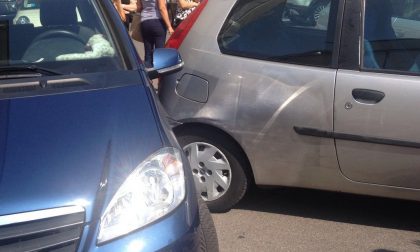 Auto si muove da sola e tampona altra vettura