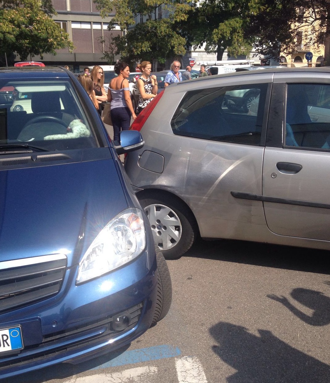 Auto si muove da sola e tampona altra vettura