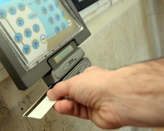 Furbetti del badge: 33 impiegati comunali indagati